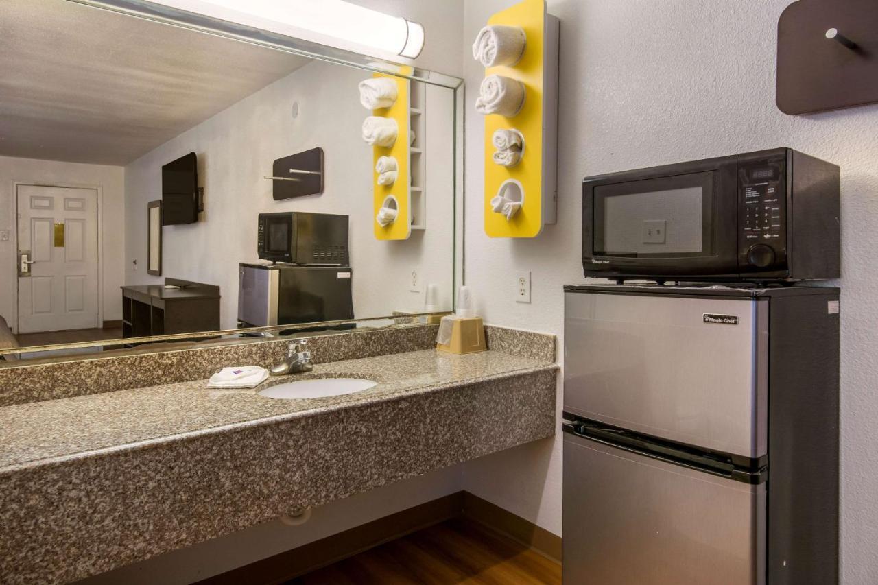 Hotel 6-freeport, Tx 2*